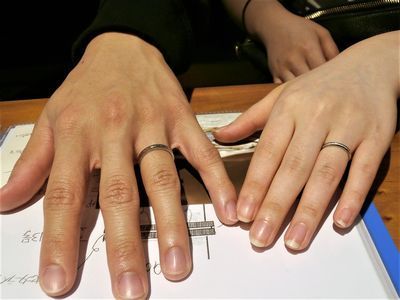結婚指輪を装着したお二人の手