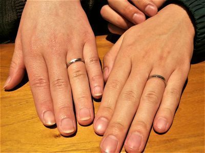 結婚指輪を着けたご夫婦の手