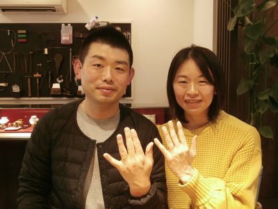 結婚指輪を着けたご夫婦