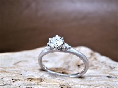 ダイヤモンド婚約リング