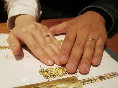 結婚指輪を着けたご夫婦
