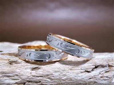 手彫りデザインの結婚指輪